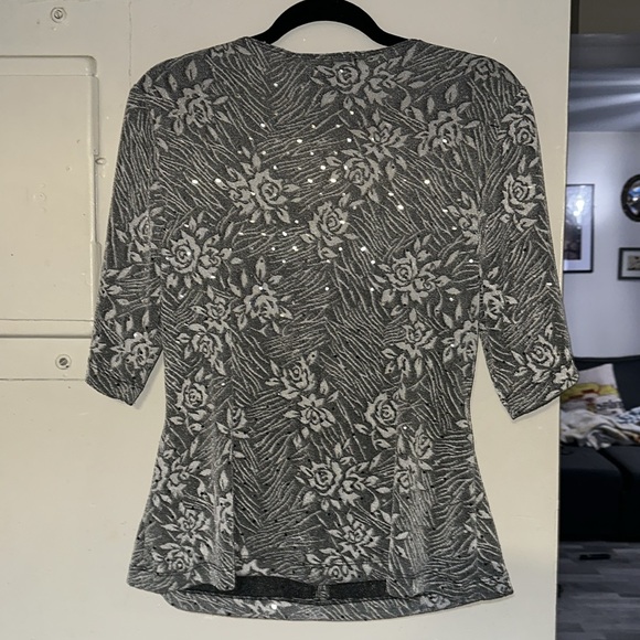 Connected Apparel V Neck Sparkly Floral Top - Picture 3 of 9
